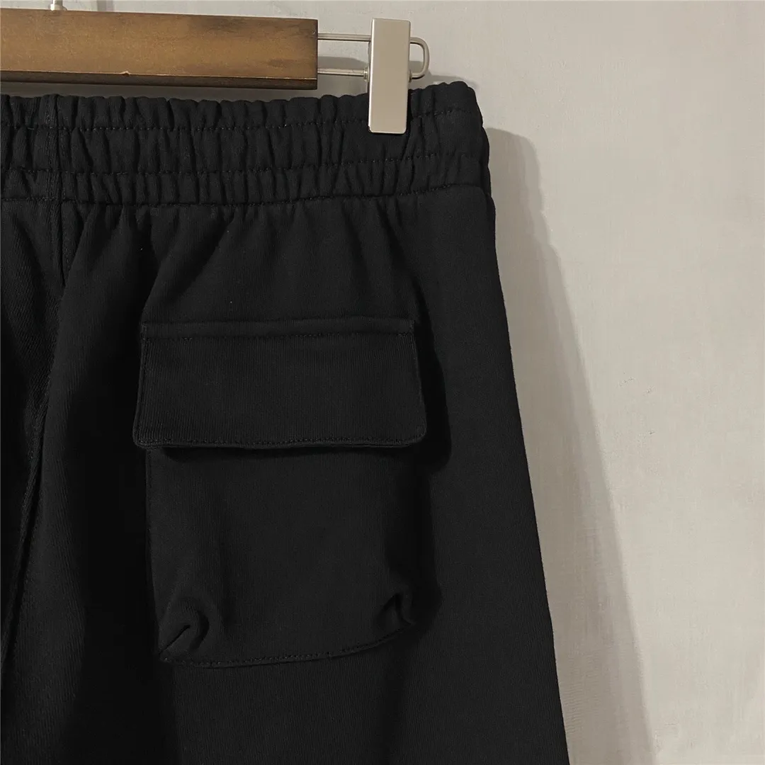 The top tested version for spring and autumn OFF WHITE OW patch bronzing tape arrow sweatpants, the same style pure cotton loose trousers for men and women couples, OW men's and women's loose leg-fitting sports casual pants, with anti-counterfeiting technology on the back, the real over-the-top version, OW yellow glue, obvious signature, unique high street style! The stylized design is printed on a classic frame, and a layer of foundation-colored colloid with a graffiti effect is superimposed on the printing. It is visually very consistent with the theme, as if a layer of tape has been pasted, and the design is brilliant! Heavy, tougher and retro, the main elements are heavily engineered, the micro-profile version is suitable for both men and women, surrounded by more street-style inkjet elements, and the inkjet style of street graffiti is everywhere. The printing is done on a Japanese-owned Mimaki printing machine, with no edges or burrs. Inkjet heat transfer is hot-pressed and cold-teared, and the high temperature is 180 degrees. The front piece needs to be pressed twice (the second time requires 180kg of air pressure). The transparent fabric pattern is anti-scratch and ironing, and the printing does not fog up. The semi-transparent tape in the front circle can reveal the covered part of the printing below. The color of the golden printing on the tape is not a flat color, and the colors of the tape printing are different in depth. The wash label is also customized according to the original font from the company. The accessories still use the full line of correct accessories. The rectangular woven collar label design has canceled the previous three-dimensional silicone feel font and changed it to a fully woven collar label. You can see fluorescent fonts on the collar label. The five-link silicone hang tag, the three-link washable label and the zebra crossing packaging line are still the same. Size chart Hips 56, recommended 120-150 catties M pants length 104 waist 80 hips 58 recommended 150-170 catties L pants length 106 waist 82 hips 60 recommended 170-190 catties (the waist is elastic and can be enlarged) Color: Black White P: 360